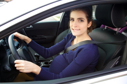 Schwangere Frau Fahrer tragen Sicherheitsgurt oder Sicherheitsgurt im Auto  Stockfotografie - Alamy